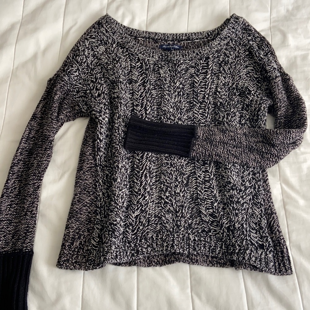 Black sweater American eagle size small.